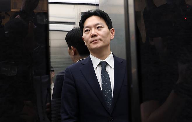 '쌍방울 대북 송금' 사건을 수사했던 박상용 인천지방검찰청 부부장검사가 지난 3일 국회에서 열린 '윤석열정권 정치검찰조작기소 의혹사건 진상규명' 국정조사특별위원회 전체회의에서 서영교 위원장의 대기 장소 이동 조치에 따라 엘리베이터에 오르고 있다. ⓒ연합뉴스