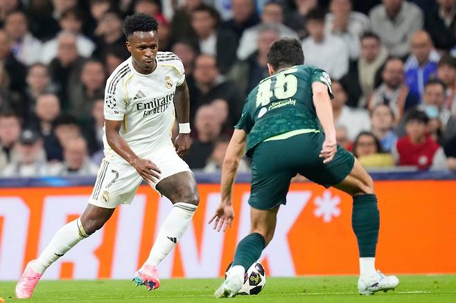레알 마드리드의 비니시우스 주니오르(왼쪽)이 지난달 12일 마드리드에서 열린 맨체스터 시티와 UEFA 챔피언스리그 16강 1차전 홈경기에서 상대 수비수 후사노프를 피해 드리블하고 있다. 마드리드|AP뉴시스