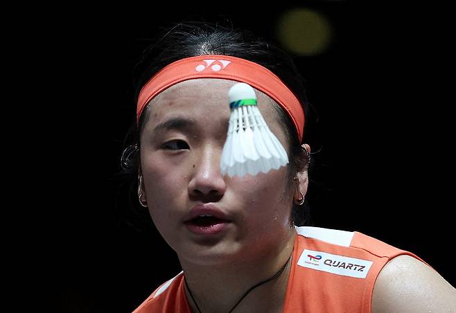 안세영이 셔틀콕을 바라보고 있다. 로이터