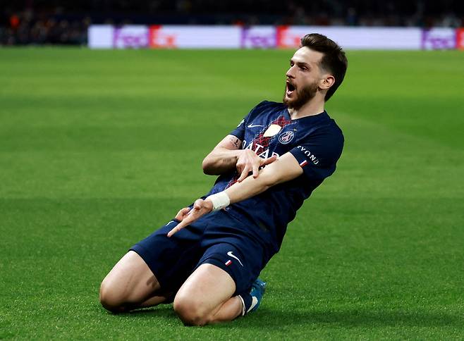 PSG 흐비차 크바라츠헬리아가 9일 리버풀과의 UCL 8강 1차전에서 팀의 두 번째 골을 넣은 뒤 세리머니하고 있다. 로이터연합뉴스