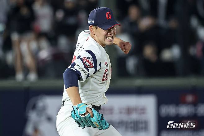 롯데 김진욱이 8일 부산 KT전 8회초 투구를 마치고 포효하고 있다. 롯데 자이언츠 제공