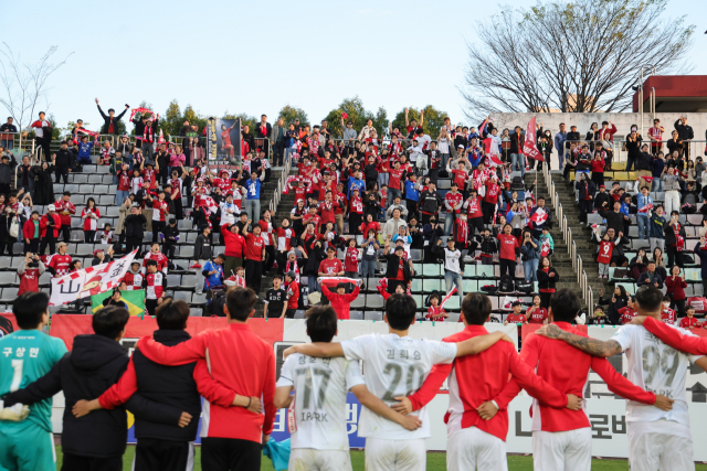 부산 아이파크 선수들이 지난 4일 경남FC전에서 5연승을 거두고 팬들과 함께 기뻐하고 있다. 부산 제공