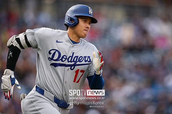 ▲ LA 다저스 오타니 쇼헤이가 9일 2026 메이저리그 토론토 블루제이스와의 원정경기에서 43경기 연속 출루 기록을 완성했다. 일본 선수로는 2009년 스즈키 이치로가 작성한 기록과 동률을 이뤘다.