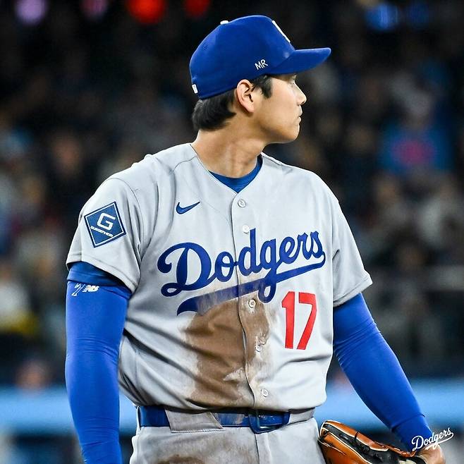 ▲ 미겔 로하스의 아버지를 추모하기 위해 모자에 'MR'을 적고 경기에 나선 오타니 쇼헤이 ⓒLA 다저스 SNS