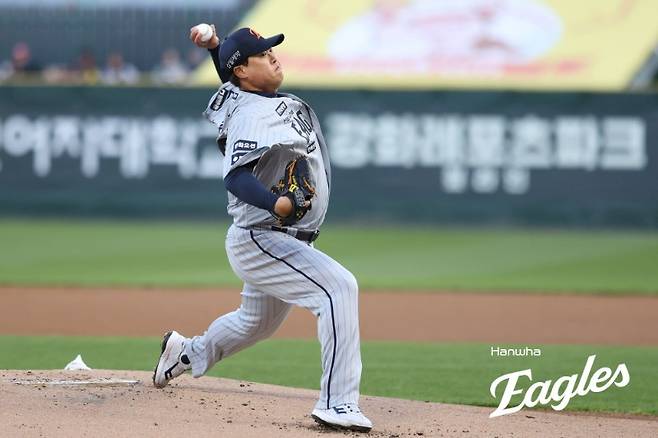 ▲ 류현진은 8일 인천 SSG전에서 6이닝 10탈삼진 2실점 역투로 팀 승리를 이끌었다 ⓒ한화이글스