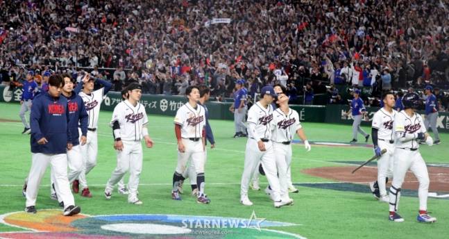 캡틴 이정후 등 야구대표팀 선수들이 8일 도쿄돔에서 열린 2026 WBC 도쿄POOL 대한민국과 대만 경기 승부치기에서 패한 후 그라운드에 나와 인사를 하고 있다. 2026.03.08. /사진=강영조 선임기자