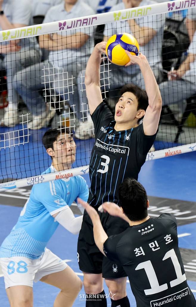 현대 황승빈이  8일 천안유관순체육관에서 열린 진에어  2025-2026 V리그 챔피언결정전 대한항공과 현대캐피탈 4차전에서 볼배급을 하고 있다. /사진=강영조 선임기자