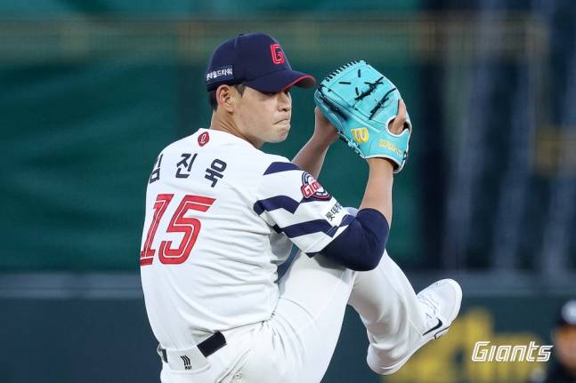 롯데 김진욱이 8일 부산 사직야구장에서 열린 2026 신한 SOL KBO리그 정규시즌 KT와 홈경기에서 역투하고 있다. /사진=롯데 자이언츠 제공