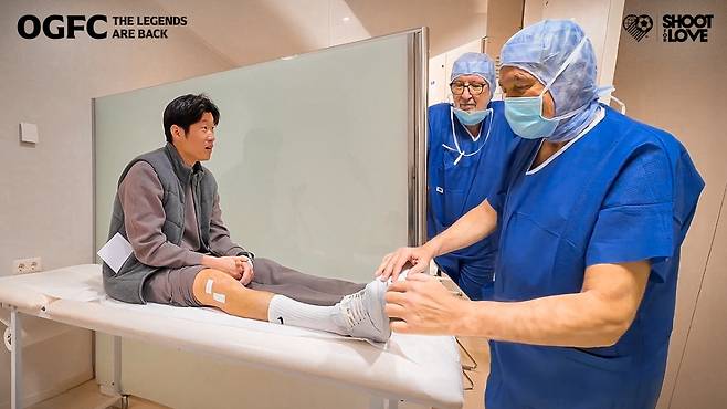 무릎 시술을 받는 박지성. /사진=슛포러브 제공