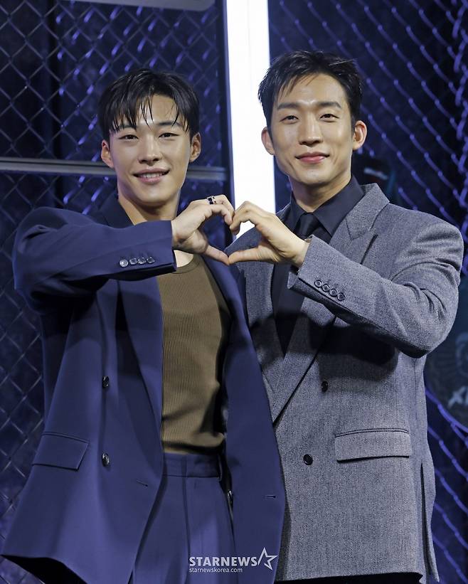 [서울=뉴시스] 김혜진 기자 = 배우 우도환(왼쪽), 이상이가 31일 오전 서울 중구 앰배서더 서울 풀만에서 열린 넷플릭스 시리즈 '사냥개들' 시즌2 제작발표회에서 포즈를 취하고 있다. 2026.03.31. jini@newsis.com /사진=김혜진