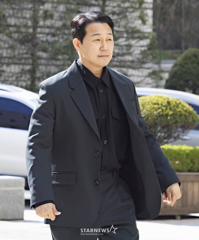 [서울=뉴시스] 김근수 기자 = 배우 박성웅이 8일 오후 서울 서초구 서울중앙지방법원에서 열린 임성근 전 해병대 1사단장의 국회증언감정법 위반 사건 3차 공판에 증인으로 출석하고 있다. 2026.04.08. ks@newsis.com /사진=김근수