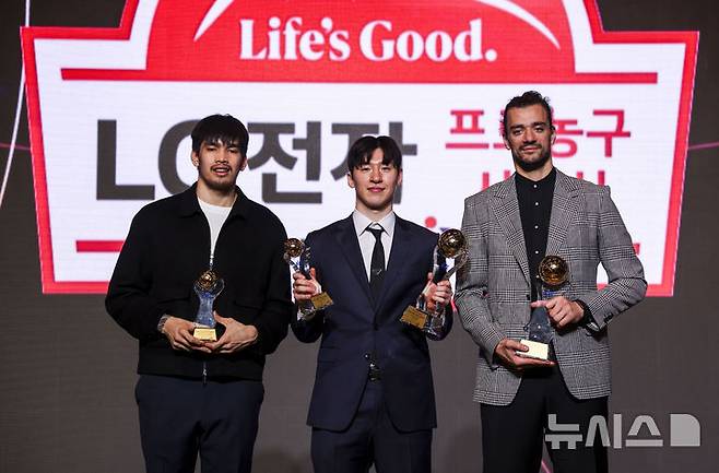 신인선수상 케빈 켐바오, 국내 선수 MVP 이정현(이상 고양 소노), 외국인 MVP 아셈 마레이(창원LG). /사진=뉴시스