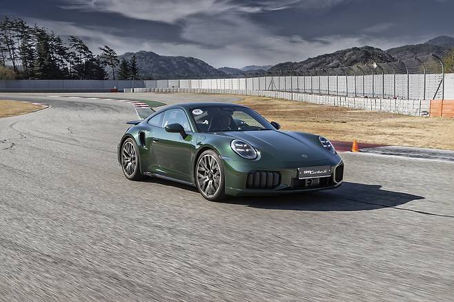 트랙 주행하는 신형 911 터보 S 쿠페 모델 [포르쉐코리아 제공. 재판매 및 DB 금지]