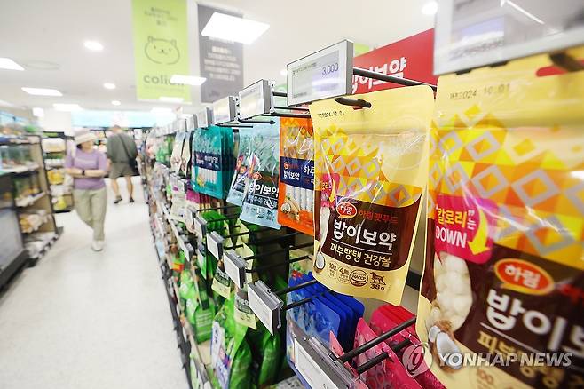 (서울=연합뉴스) 진연수 기자 = 21일 서울의 한 대형마트에 진열된 반려동물 건강간식. 2025.5.21 jin90@yna.co.kr