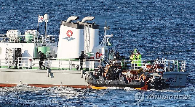 훈련도 실전처럼 (인천=연합뉴스) 임순석 기자 = 봄 꽃게 성어기를 맞아 불법 외국어선 특별단속에 나선 해양경찰이 지난 6일 인천 옹진군 소청도 남방 약 23해리 서해 특정해역에서 실시한 특별단속 합동훈련에서 특수기동대 대원들이 모의 불법조업 중국어선을 진압하기 위해 등선하고 있다. 2026.4.9 soonseok02@yna.co.kr