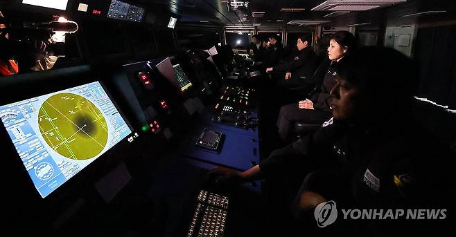 칠흑 같은 밤 빈틈없는 감시 (인천=연합뉴스) 임순석 기자 =해양경찰이 봄 꽃게 성어기를 맞아 불법 외국어선 특별단속에 나선 가운데 지난 6일 오후 인천 옹진군 소청도 남방 약 23해리 서해 특정해역에서 칠흑같은 어둠 속에 불법조업 중국어선을 감시하는 해경 3019함 조타실에 긴장감이 감돌고 있다. 2026.4.9 soonseok02@yna.co.kr