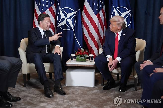 마르크 뤼터 나토 사무총장(왼쪽)과 도널드 트럼프 미국 대통령 [AP=연합뉴스 자료사진. 재판매 및 DB 금지]