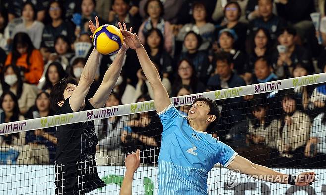 밀어넣기 (천안=연합뉴스) 양영석 기자 = 6일 천안 유관순체육관에서 열린 프로배구 챔피언결정전 3차전 현대캐피탈과 대한항공 경기. 대한항공 세터 한선수가 공중볼을 밀어넣고 있다.2026.4.6 youngs@yna.co.kr