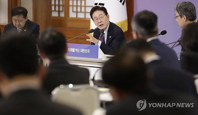 이재명 대통령, 국민경제자문회의 발언 (서울=연합뉴스) 김도훈 기자 = 이재명 대통령이 9일 청와대에서 열린 국민경제자문회의 제1차 전체 회의에서 발언하고 있다. 2026.4.9 superdoo82@yna.co.kr