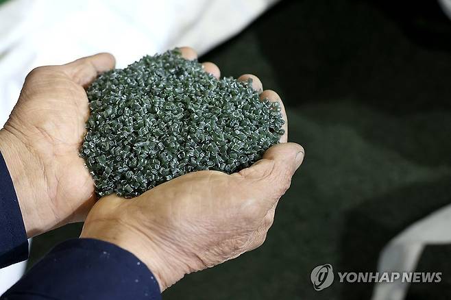 나프타 대신 재생원료 (창원=연합뉴스) 박영민 기자 = 9일 오전 경남 창원시 마산합포구 진북면에 있는 한 공장에서 나프타 대신 폐비닐을 가공한 재생원료를 사용해 종량제봉투가 생산되고 있다. 사진은 폐비닐을 가공한 재생원료. 2026.4.9 ymp@yna.co.kr