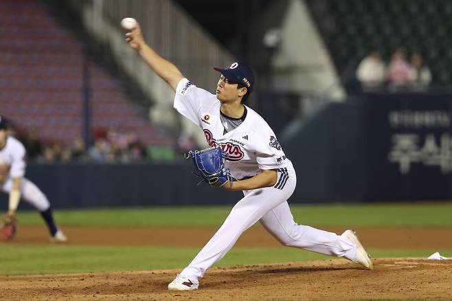 8일 키움 히어로즈전에 선발 등판한 두산 베어스 우완 최민석 [두산 베어스 제공. 재판매 및 DB 금지]