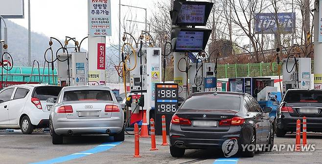 주유 위해 늘어선 차량들 (서울=연합뉴스) 한종찬 기자 = 정부가 유류비 절감을 위한 '석유 최고가격제'를 뒷받침하고 나프타(납사) 수급 위기에 대응하는 재원으로 5조원을 배정했다. 정부는 31일 오전 청와대에서 이재명 대통령 주재로 국무회의를 열어 26조2천억원 규모의 추가경정예산(추경)안을 의결했다. 사진은 지난달 31일 서울 서초구 만남의광장 주유소. 2026.3.31 saba@yna.co.kr
