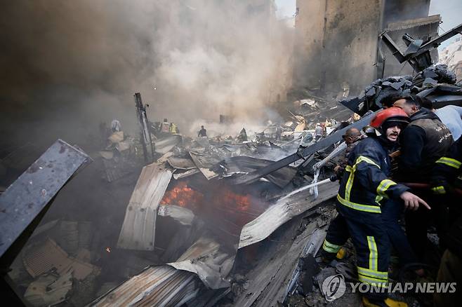 8일(현지시간) 레바논 수도 베이루트의 한 아파트 건물 공습 현장 [AP=연합뉴스. 재판매 및 DB 금지]