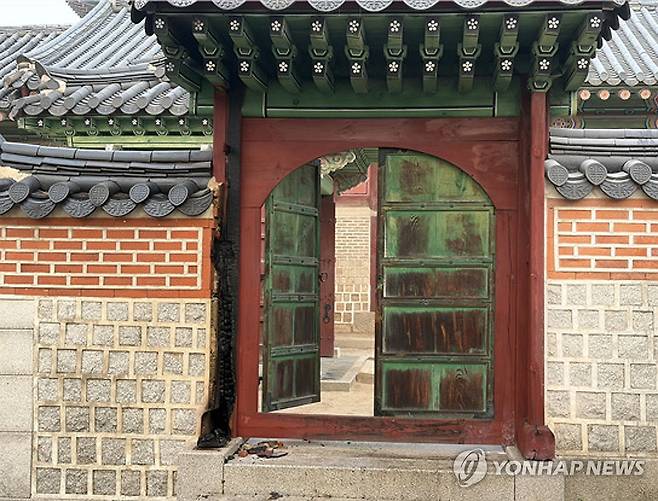 화재 피해 발생한 경복궁 자선당 삼비문 (서울=연합뉴스) 지난달 28일 오전 5시 30분께 경복궁 자선당 앞에 있는 문인 삼비문(三備門) 인근에서 화재가 발생했다. 사진은 화재로 인해 일부 훼손된 삼비문. 2026.3.28 [국가유산청 제공. 재판매 및 DB금지] photo@yna.co.kr