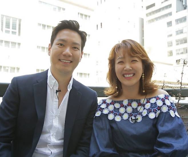 배우 서민정이 남편과 함께 카메라를 향해 환한 미소를 짓고 있다. / 사진=서민정 SNS