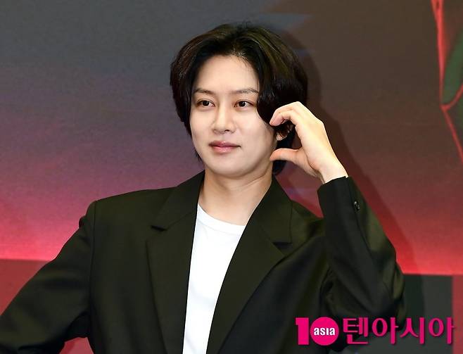 가수 김희철이 포즈를 취하고 있다 / 사진=텐아시아 DB