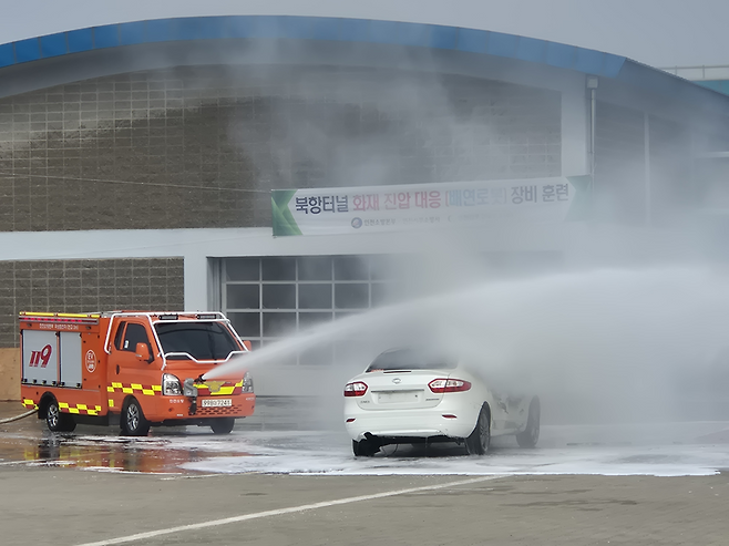 ▲ 10일 오후 인천김포고속도로 남청라영업소에서 열린 지하 화재 대응 장비 시연에서 저상 전기소방차가 불이 난 승용차를 향해 물줄기를 분사하고 있다.