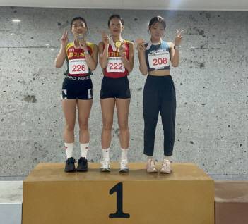 9일 전북 익산종합운동장에서 열린 익산 보석배 2026 전국육상경기대회 여자고등부 800m 결승에서 우승한 공지민(경기체고)가 2, 3위 선수들과 기념사진을 찍고 있다.