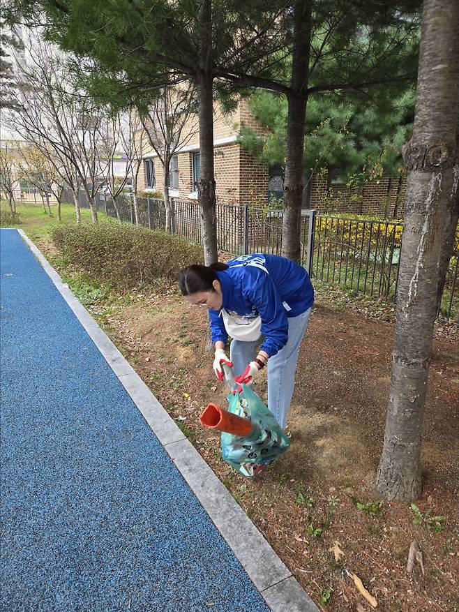 제14선거구(소담동) 김현미 더불어민주당 예비후보가 환경정화 활동을 벌이고 있다. (사진=예비후보 제공)