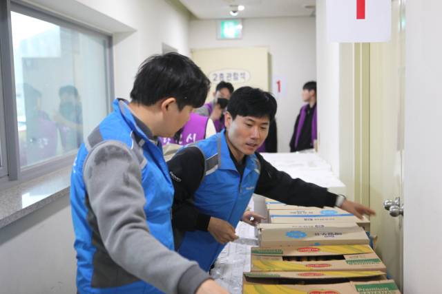 한마음봉사단이 '제46회 당진시 장애인의 날 기념행사'에서 봉사활동을 실시하고 있다. 사진=미래엔서해에너지 제공