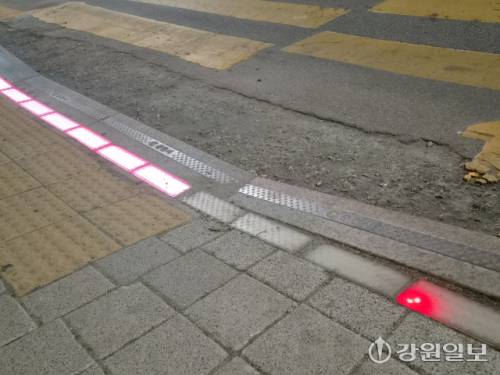 ◇빨간불과 파란불이 동시에 들어오거나 불이 꺼진 채로 방치된 신호등. 사진=고은기자