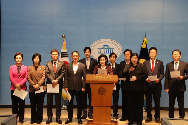 국민의힘 부산 지역 국회의원들이 10일 오후 더불어민주당 전재수 의원 불기소 처분에 반발하는 기자회견을 열었다. 국민의힘 제공