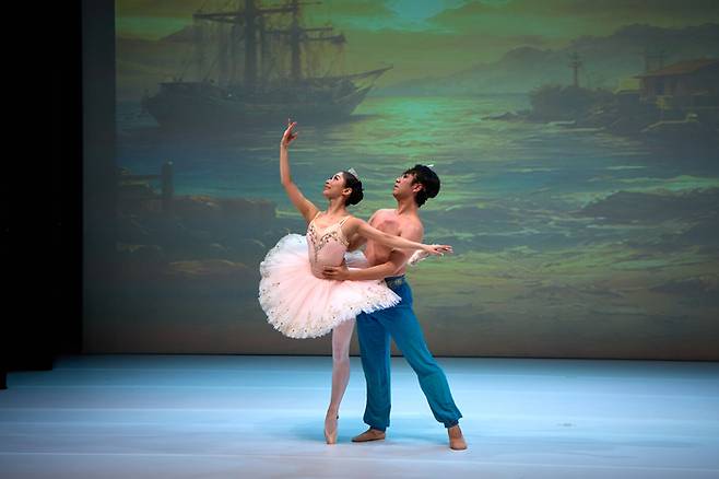 해적은 모험과 액션을 중심으로, 화려한 볼거리를 선사하는 역동적인 작품이다. 사진은 최수연 발레리나(왼쪽)와 박민우 발레리노의 해적의 파드되 모습. <대구문예회관 제공>