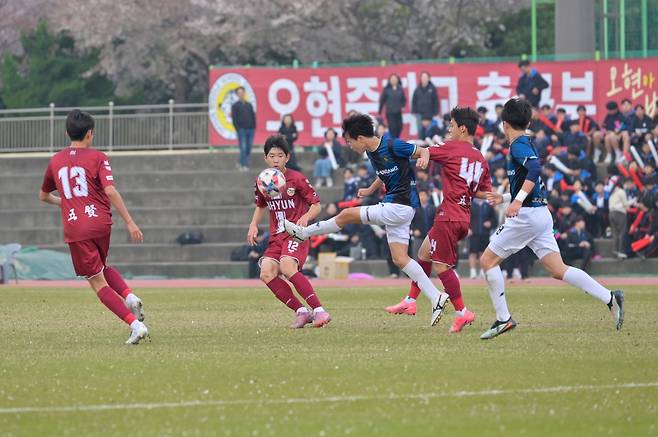 중앙중은 10일 제주시 애향운동장에서 펼쳐진 오현중과의 백호기 남중부 준결승전에서 전후반 0대 0으로 비긴 뒤 승부차기에서 5-4로 극적으로 승리했다.&nbsp;고봉수 기자