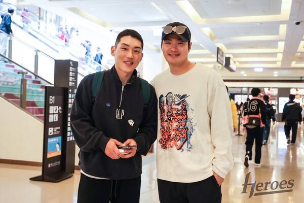 서건창과 박병호 코치(사진=키움)