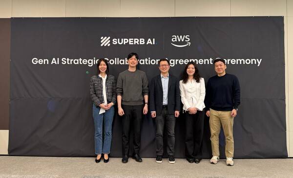 (왼쪽부터) 방희란 AWS 한국 파트너 총괄, 김현수 슈퍼브에이아이 대표, 이재민 슈퍼브에이아이 사업본부장,박주희 슈퍼브에이아이 파트너쉽 매니저, 김영태 AWS 한국 스타트업 세일즈 총괄. [출처=슈퍼브에이아이]