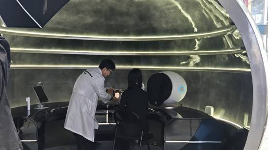 원형 구조물 안으로 들어가면 첨단 피부 진단기기를 체험할 수 있다/사진=최보윤 기자