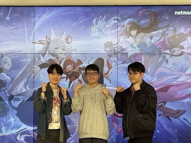 9일 서울 구로구 넷마블 본사에서 열린 '몬길: 스타다이브' 출시 간담회에서 김동기 넷마블 사업부장, 김 건 넷마블몬스터 대표, 이다행 넷마블 사업본부장이 포즈를 취하고 있는 모습. /사진=김경문 기자