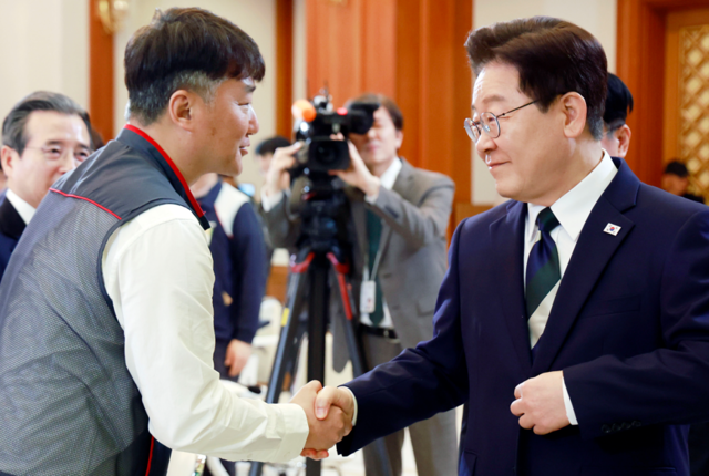 이재명 대통령이 10일 청와대에서 열린 민주노총 초청간담회에서 양경수 위원장과 악수하고 있다. 연합뉴스