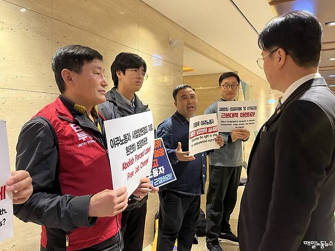 ▲ 이주노조 조합원들이 9일 오후 서울 중구 로얄호텔에서 열린 '이주노동정책의 미래, 통합지원방안' 토론회장에서 피케팅을 하며 김영훈 고용노동부 장관과 대화하고 있다. <이수연 기자>