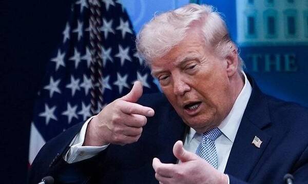 도널드 트럼프 미국 대통령이 6일(현지시간) 워싱턴 백악관 브리핑룸에서 진행된 기자회견에서 취재진의 질문에 답하며 총을 쏘는 시늉을 하고 있다. 2026. 4. 6&nbsp; 워싱턴 AP 연합뉴스