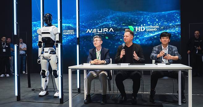 HD현대삼호는 2025년 7월 독일 뮌헨에서 HD현대로보틱스, 노이라 로보틱스와 함께 '조선산업 인숍(In-shop) 4족 보행 휴머노이드 로봇 개발·실증을 위한 협약'을 체결했다./사진=HD현대