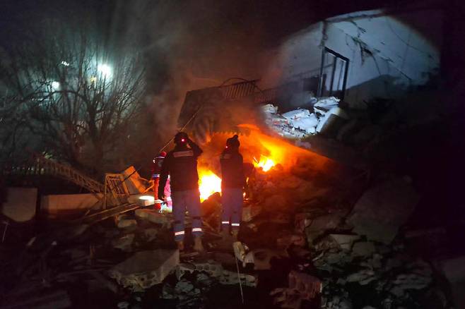 구조대원들이 9일(현지시간) 레바논 남부 쇼킨 마을을 겨냥한 이스라엘 공습 현장에서 생존자를 수색하고 있다. (사진=AFP)