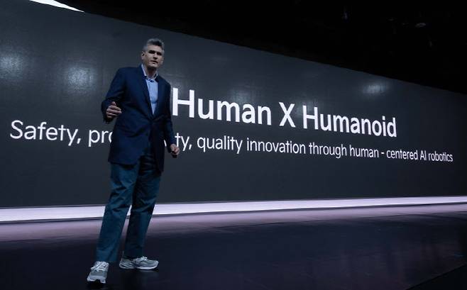 보스턴다이나믹스 잭 재코우스키(Zachary Jackowski) 아틀라스 개발 총괄이 '2026 CEO 인베스터 데이(CEO Investor Day)'에서 로보틱스 전략에 대해 설명하고 있다. (사진=기아)