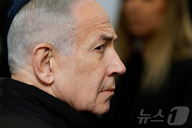 베냐민 네타냐후 이스라엘 총리가 이스라엘 메이타에서 열린 경찰관 란 그빌리의 추모식에 참석하고 있다. 란 그빌리는 2023년 10월 7일 하마스의 공격 당시 싸우다가 사망했다. 2026.1.28 ⓒ 로이터=뉴스1