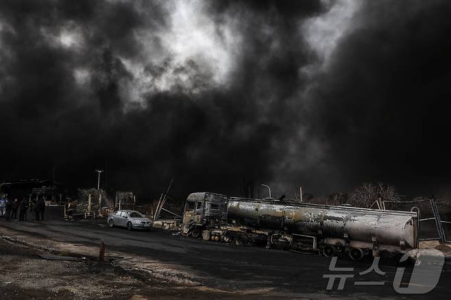 이란 테헤란 샤흐란 연료 저장시설에서 8일(현지시간) 이스라엘의 공격이 보고된 후 연기가 피어오르고 있다. 2026.3.8 ⓒ 로이터=뉴스1